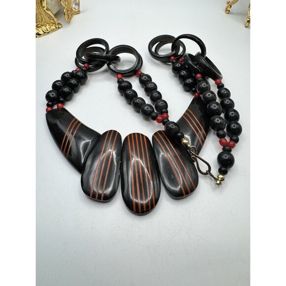 70s Vintage Mod Laminated Plastic Horn Lucite Necklace Bold Red & Black Pendant - Picture 6 of 7